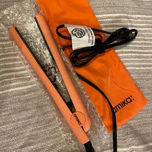 NIB Amika Straightener